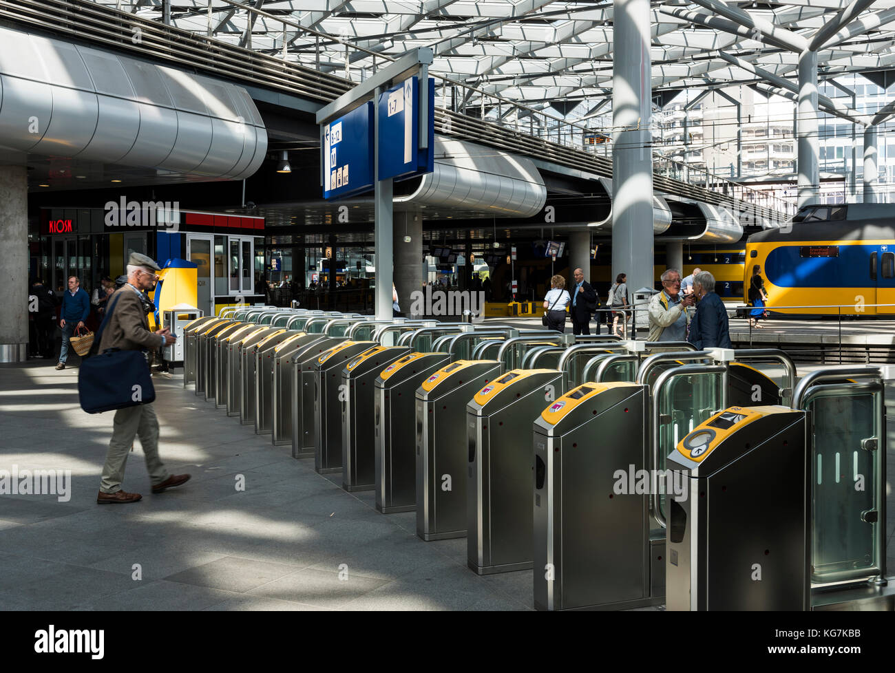 Den Haag, Niederlande - 6 August, 2017: die Menschen am Hauptbahnhof Den Haag auf ov check points und die Plattformen mit den Zügen. Stockfoto