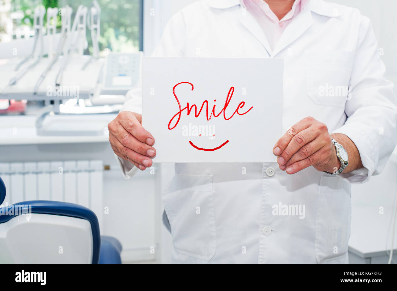 Männliche Zahnarzt Arzt Holding leer mit Wort Lächeln und gezogenen Emoji in seiner Zahnarztpraxis. medizinischer Dienst und gesundes Leben Konzept. Platz für Text. sele Stockfoto