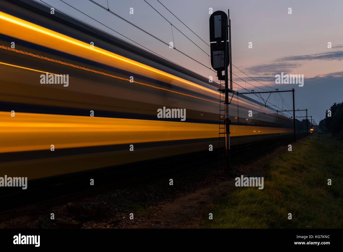 Woudenberg, Niederlande - 21 August 2017: Gelb und Blau ns-Zug mit Lichtern in der Nacht in den Niederlanden. Stockfoto