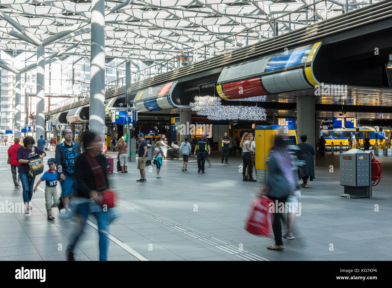 Den Haag, Niederlande - 6 August 2017: Hauptbahnhof Den Haag mit Reisenden in der großen Glashalle mit dem Zug Plattformen und Trai Stockfoto