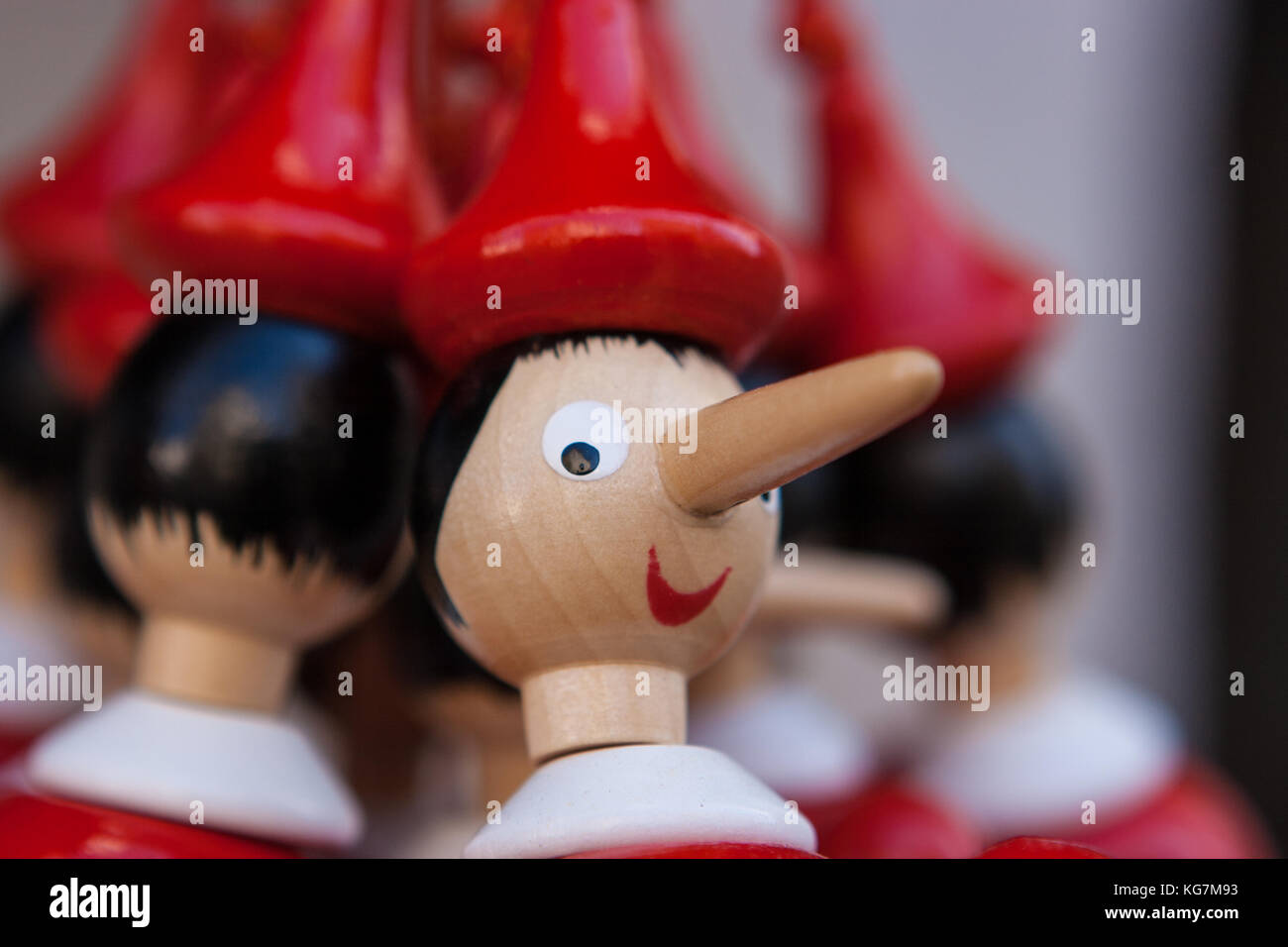 Die hölzernen Pinocchio Figürchen in Gubbio, Umbrien, Italien Stockfoto