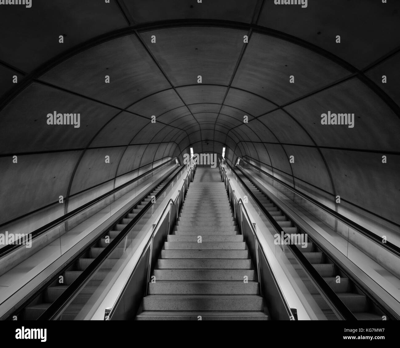 Bilbao Metro - Nach Oben Schauen Stockfoto
