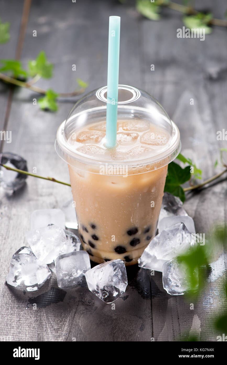 Hellbraun cremige Bubble Tea und schwarz Tapioka Perlen auf Crushed Ice Stockfoto