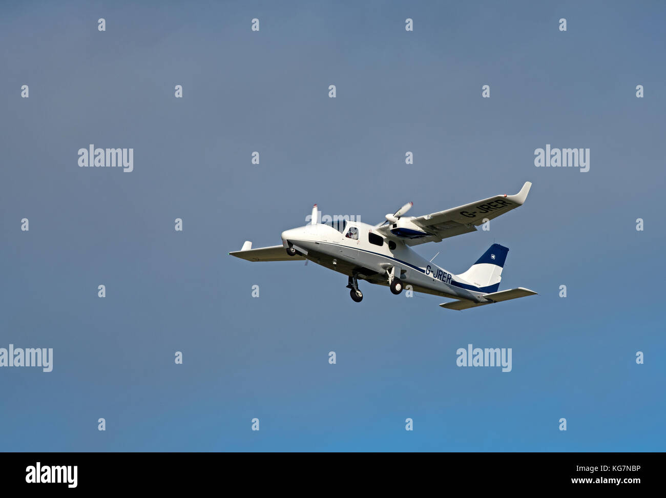 Tecnam twin Engined 4 Sitz Light aircraft Abflug vom Flughafen Inverness in den schottischen Highlands.de. Stockfoto