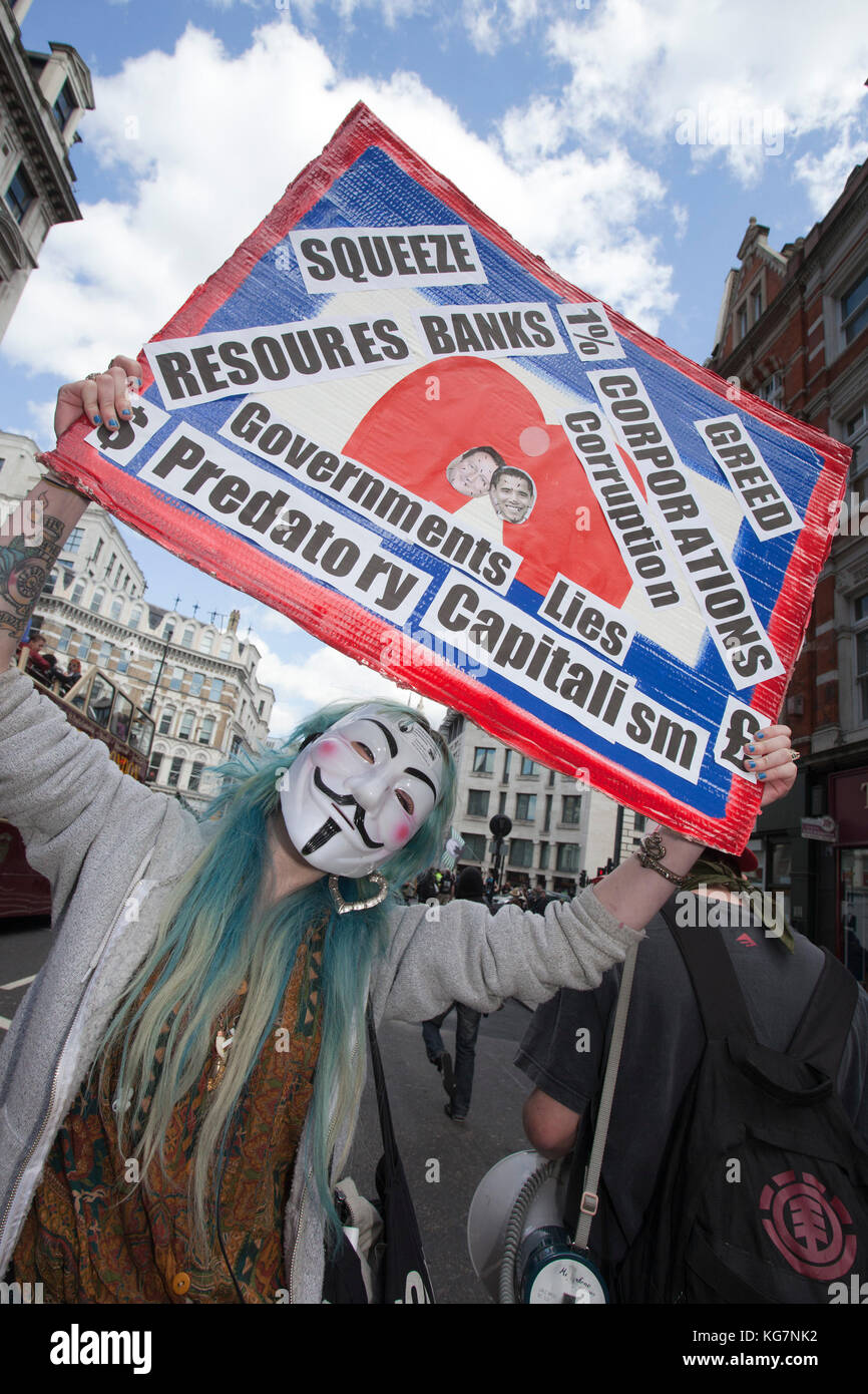 Die Demonstranten tragen "V für Vendetta" Masken. 12. Mai besetzen Protest in der Stadt London begann friedlich in der St. Paul's Cathedral, aber am Ende mit einem Wasserkocher ausserhalb der Bank von England, wo einige Demonstranten wurden festgenommen. Stockfoto