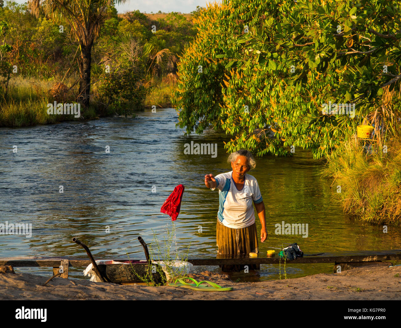 Alte Frau habitant von entfernten Bereich Wäsche Waschen am Fluss Balsas, Tocantins, Brasilien Stockfoto