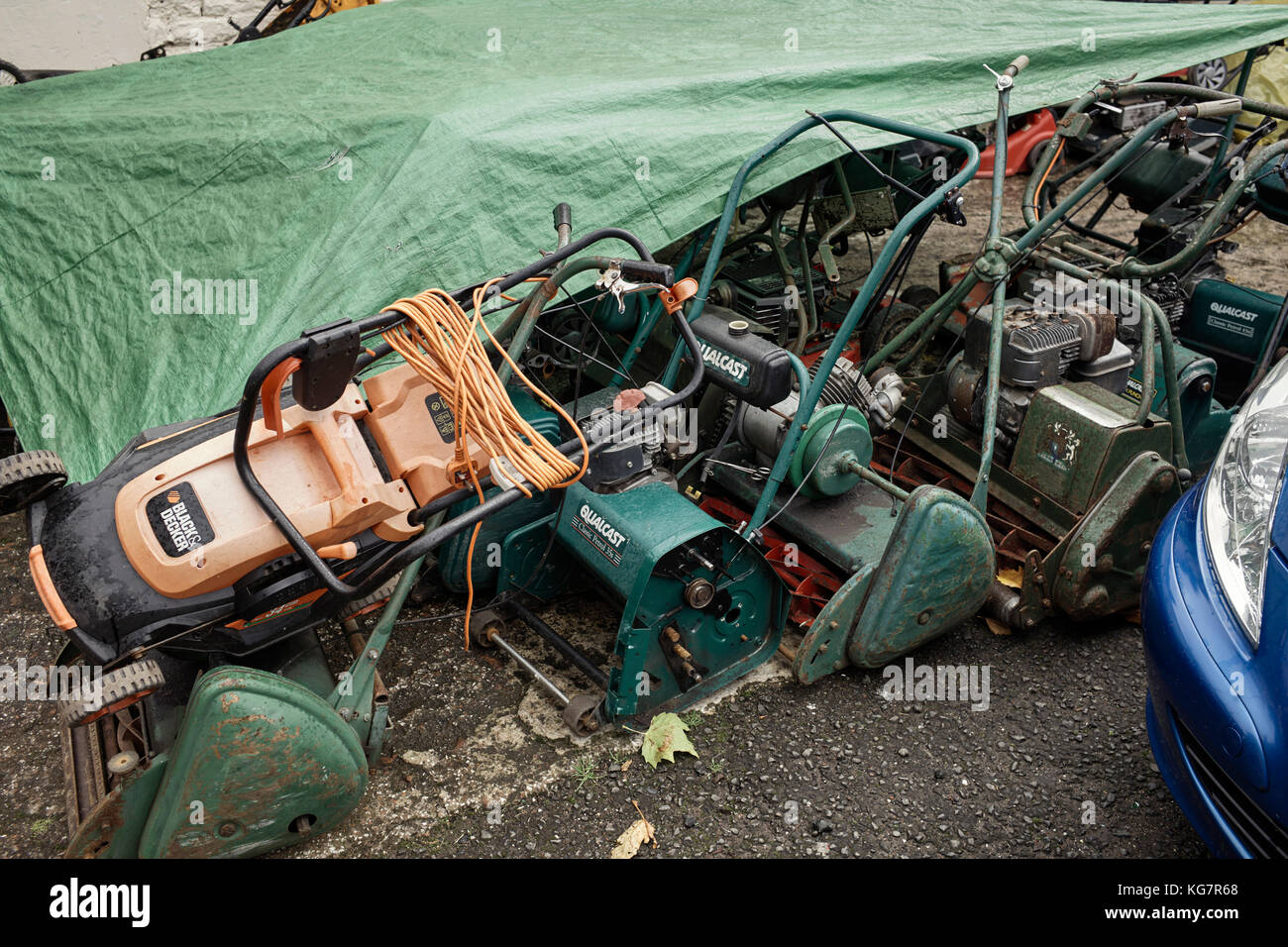 Alten Rasenmäher warten auf repain Stockfoto