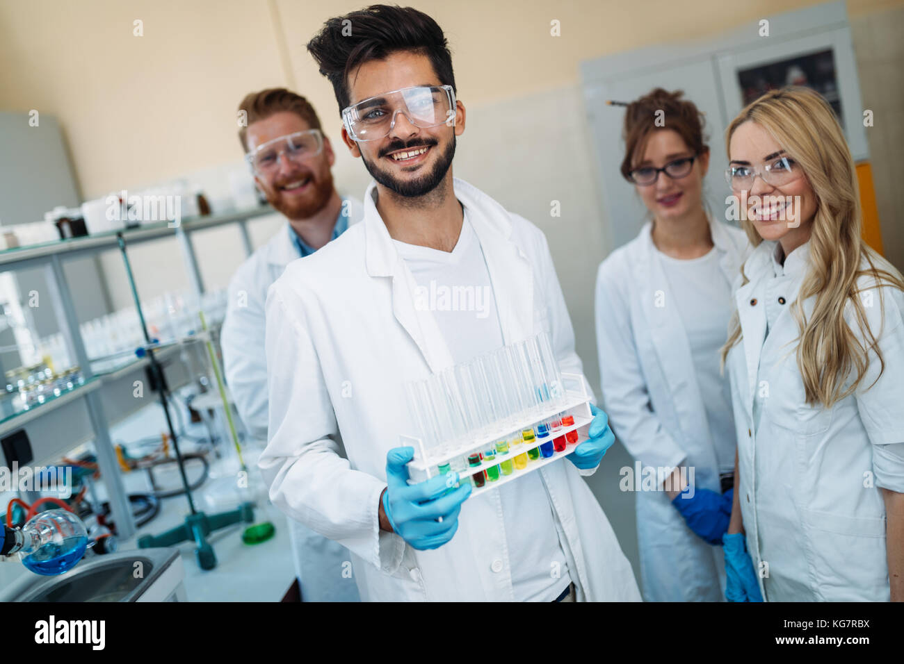 Gruppe junge erfolgreiche Wissenschaftler für die Kamera posieren Stockfoto