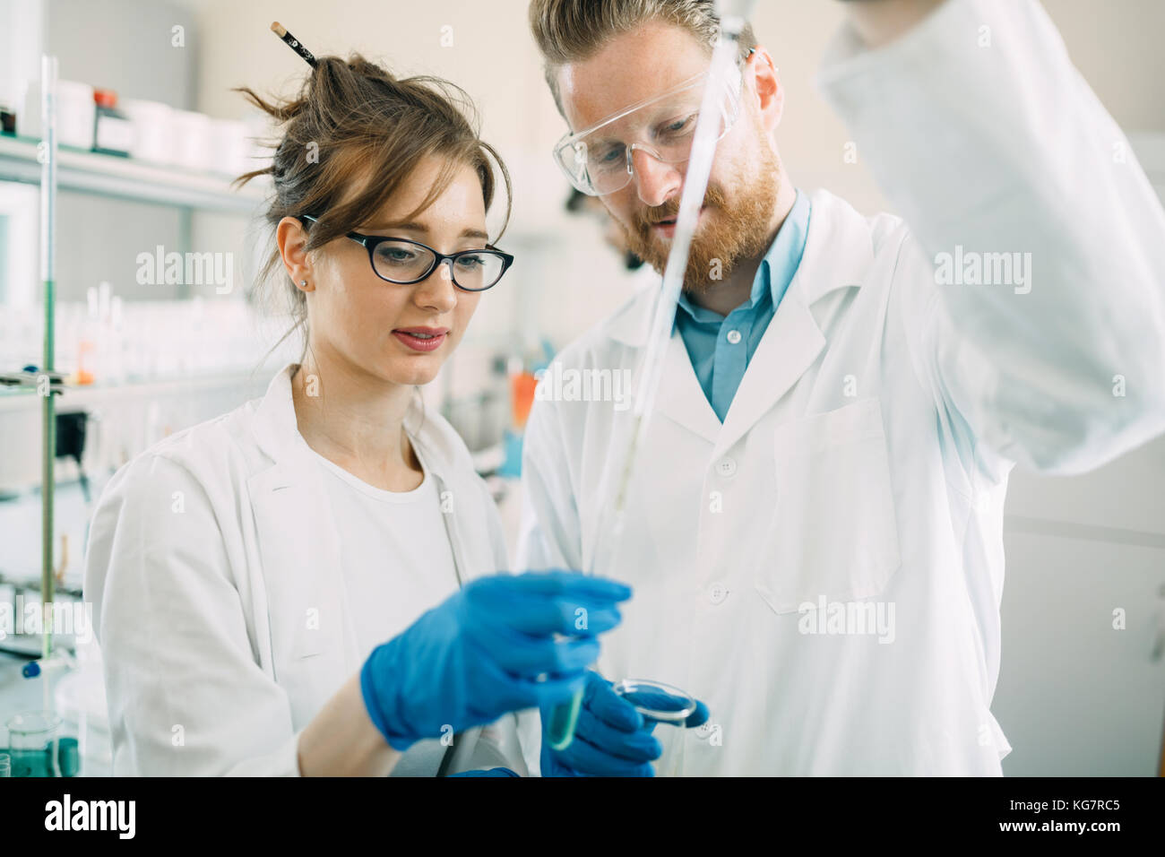 Junge Studenten der Chemie im Labor arbeiten Stockfoto