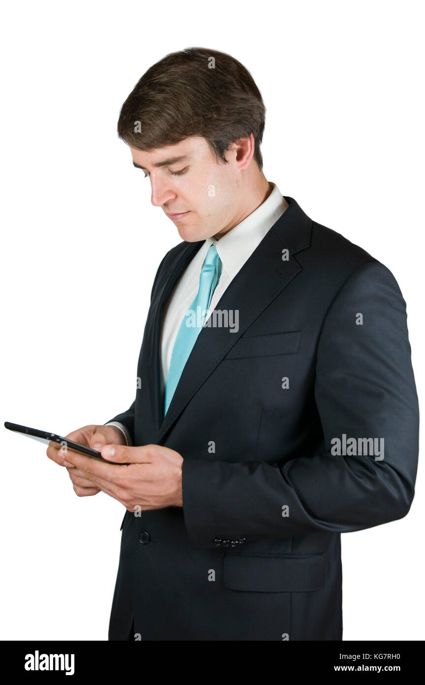 Seitliche obere Körper Blick auf einen jungen Mann im dunklen Anzug mental in die Tablette vor weißem Hintergrund verloren. Stockfoto