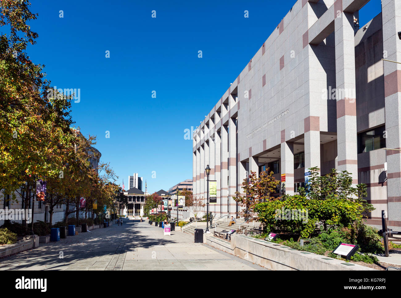 Museen auf Bicentennial Plaza in Downtown Raleigh, North Carolina, USA. Das North Carolina Museum der Geschichte ist auf der rechten Seite. Stockfoto