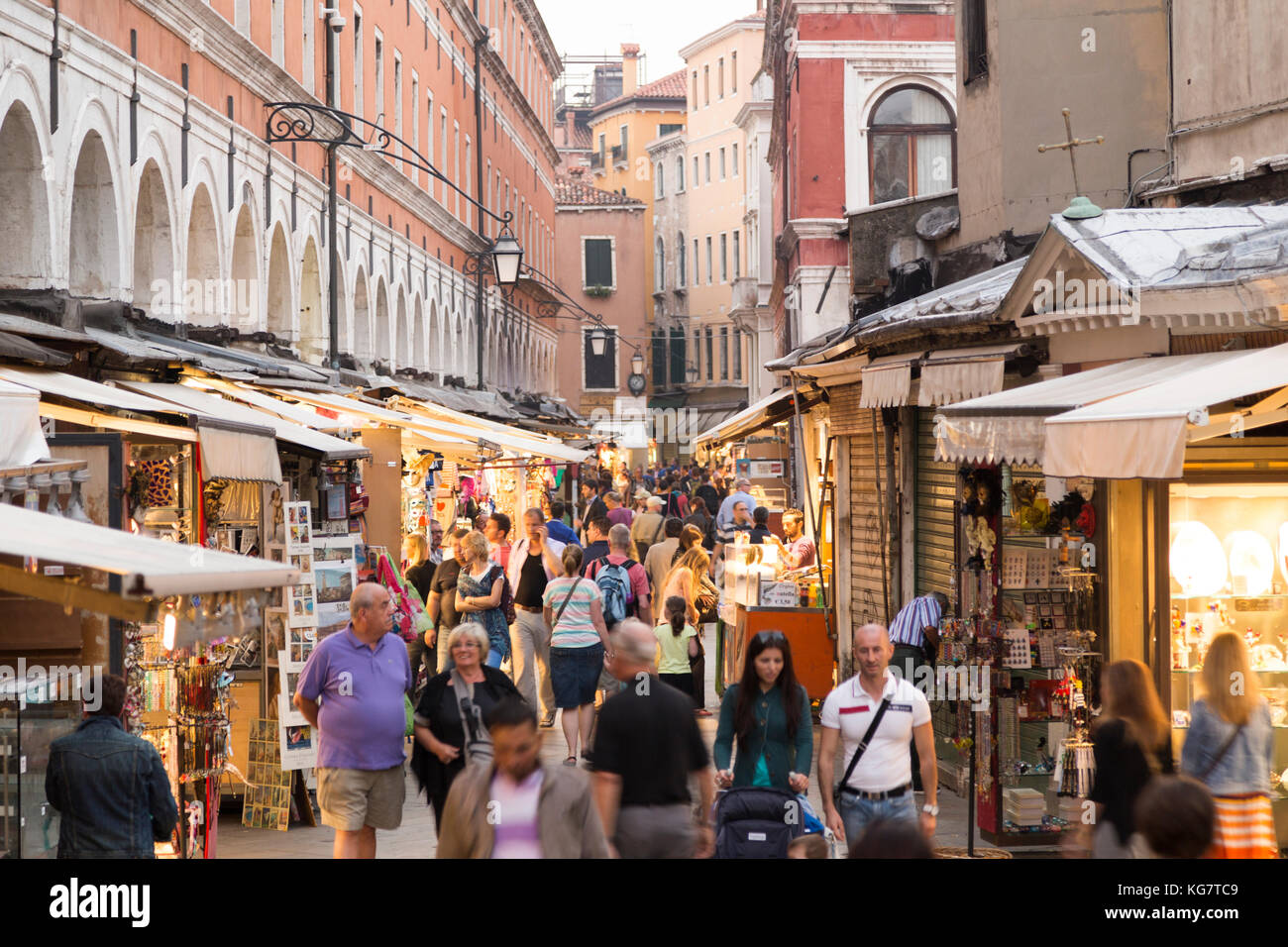Italien, Venedig, touristische Souvenirläden in der Rialto Markt. Stockfoto