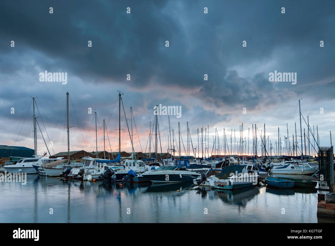 Sonnenuntergang am Hafen Shorehamp, Southwick, West Sussex, England. Stockfoto