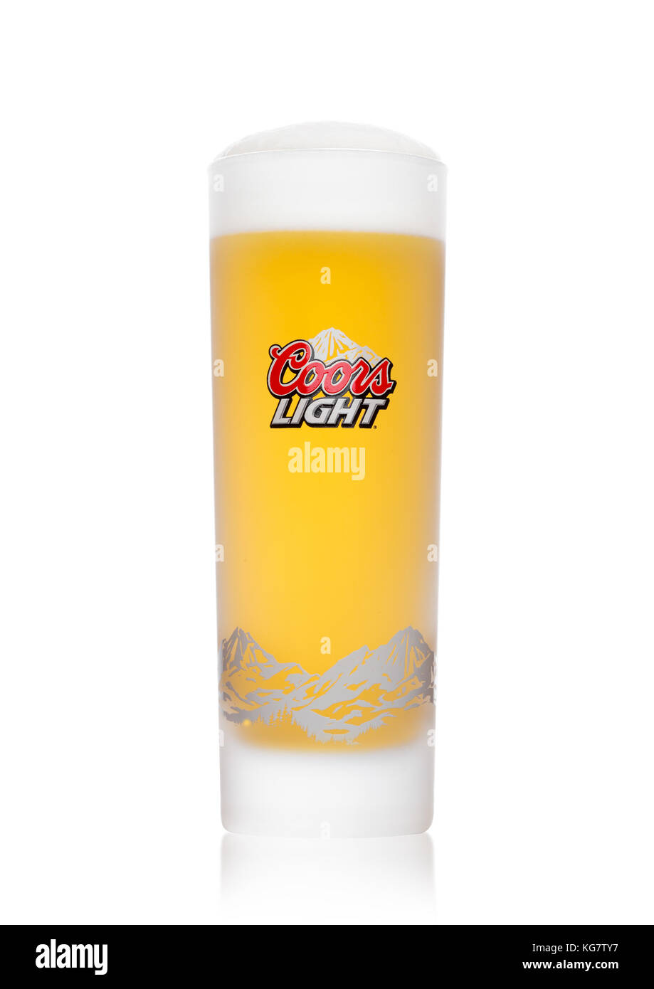 LONDON, UK - 03. NOVEMBER 2017: Glas Coors Light Beer auf weißem Hintergrund. Coors betreibt eine Brauerei in Golden, Colorado, die größte Brauerei Stockfoto