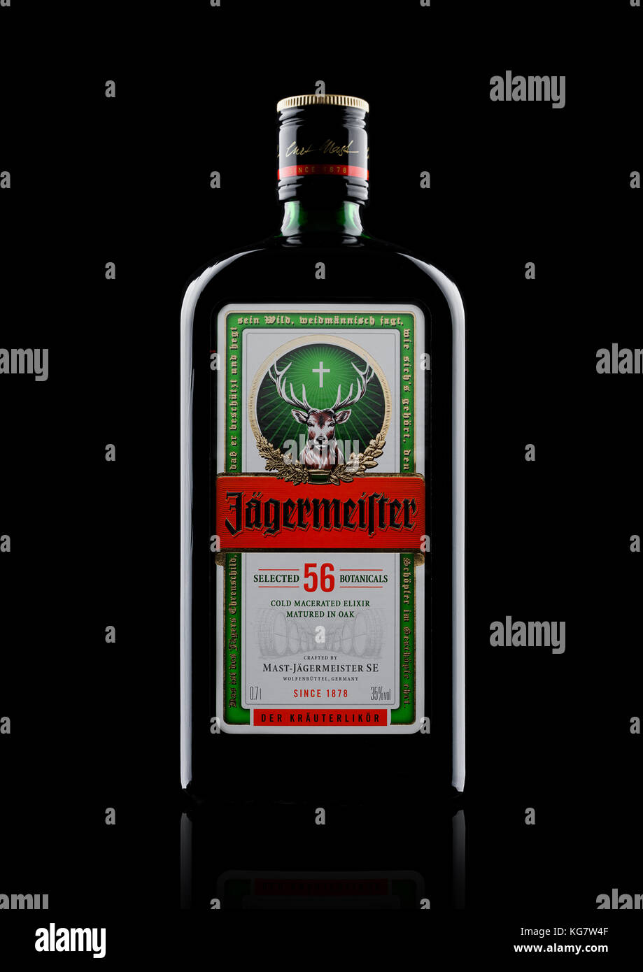 LONDON, UK - 03. NOVEMBER 2017: Flasche Jagermeister auf schwarzem Hintergrund. Deutscher Digestif mit 56 Kräutern und Gewürzen. Stockfoto