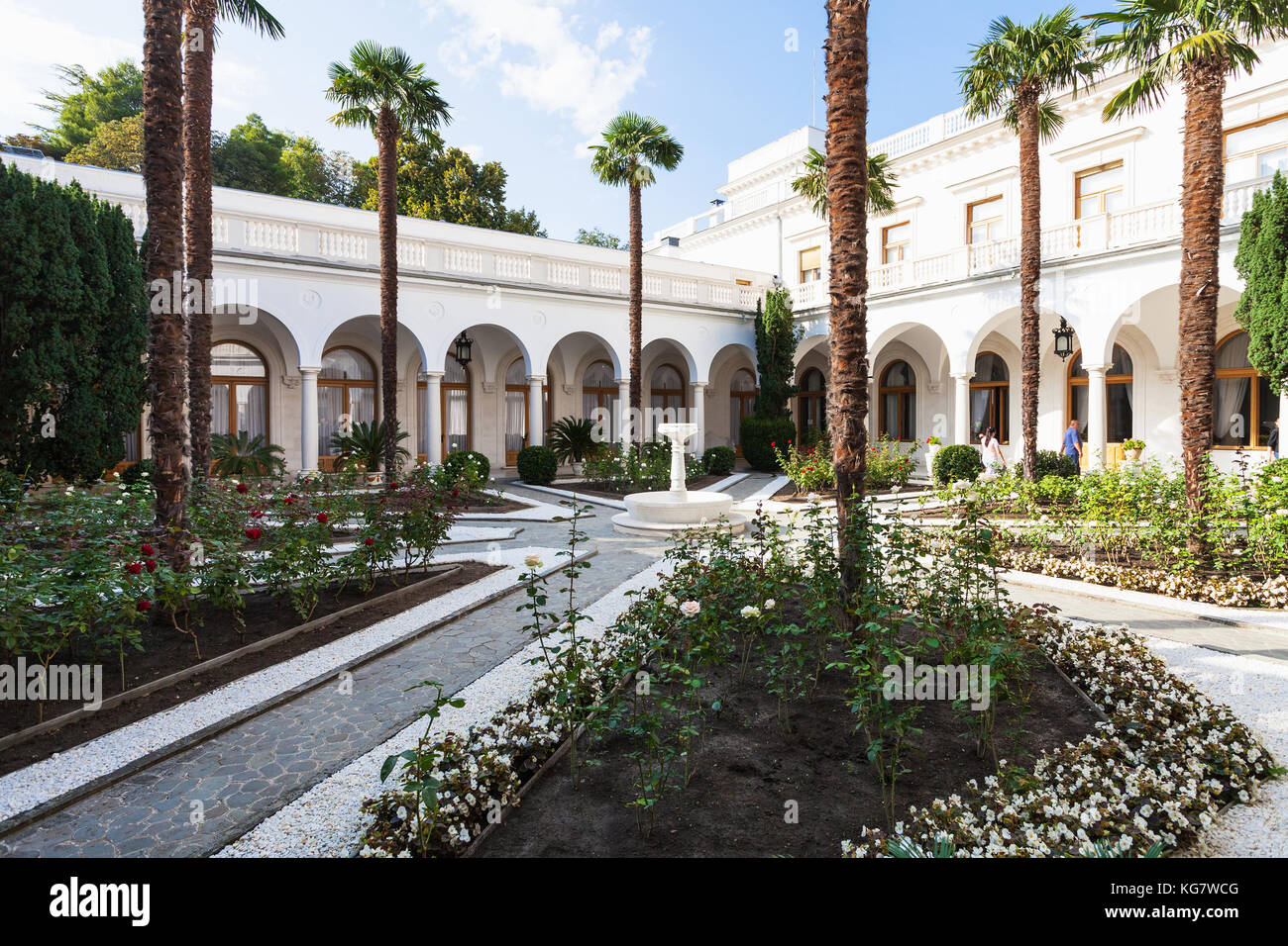 Livadiya, Krim - September 21, 2017: Besucher in Rosengarten im Innenhof der Liwadia-palast. Der Palast war die Sommerresidenz der russischen empe Stockfoto