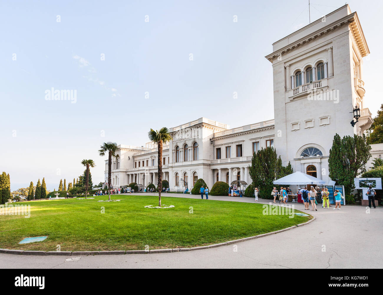 Livadiya, Krim - September 21, 2017: die Menschen in der Nähe der Fassade des Grand Liwadia-palast. Der Palast war die Sommerresidenz der Familie des russischen Kaiser Stockfoto