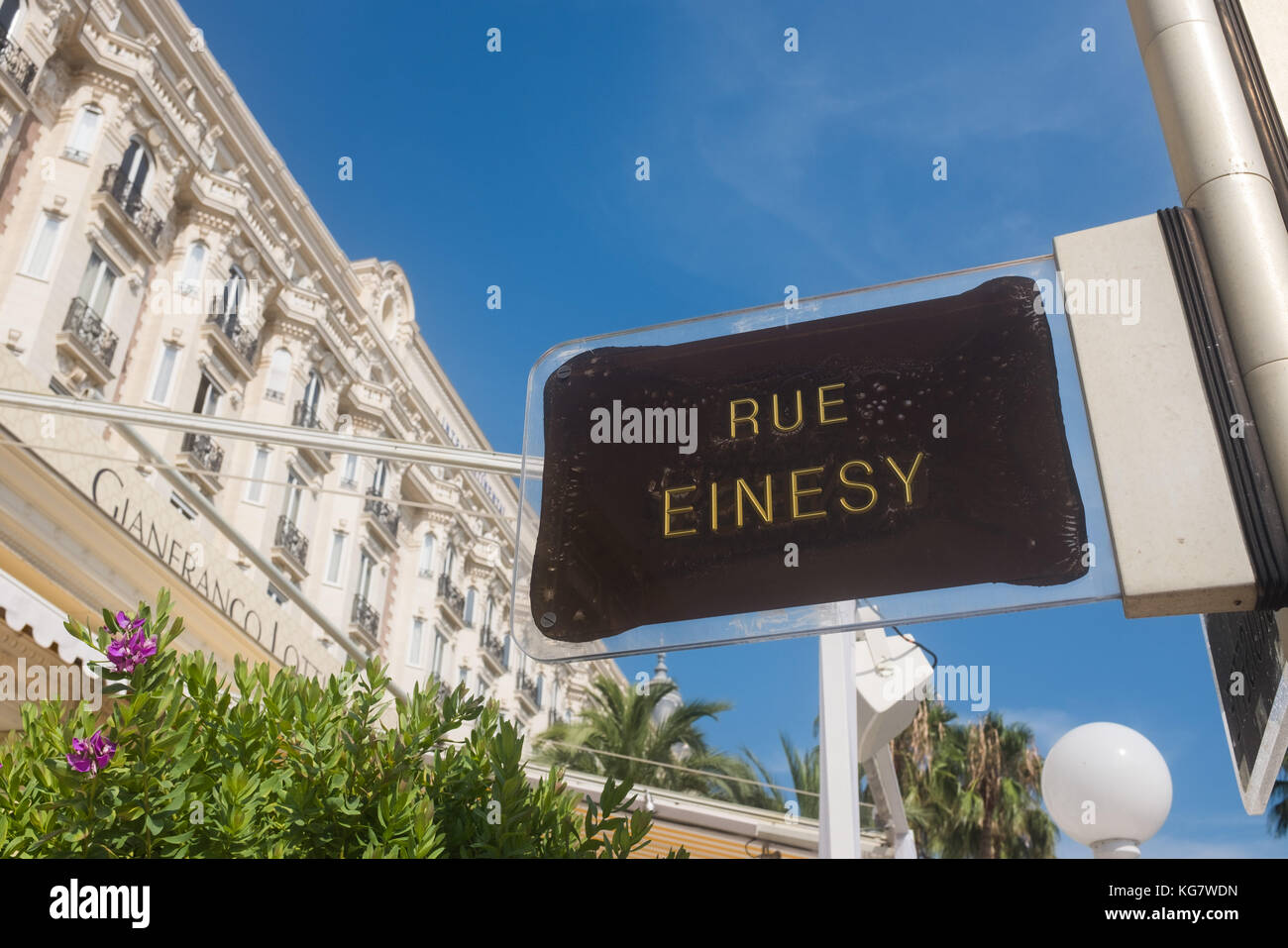 Die Außenseite des Carlton Intercontinental Hotel, Cartier rue einesy street sign im Vordergrund, Cannes, Côte d'Azur, Provence-alpes-côte d'azur, Fran Stockfoto