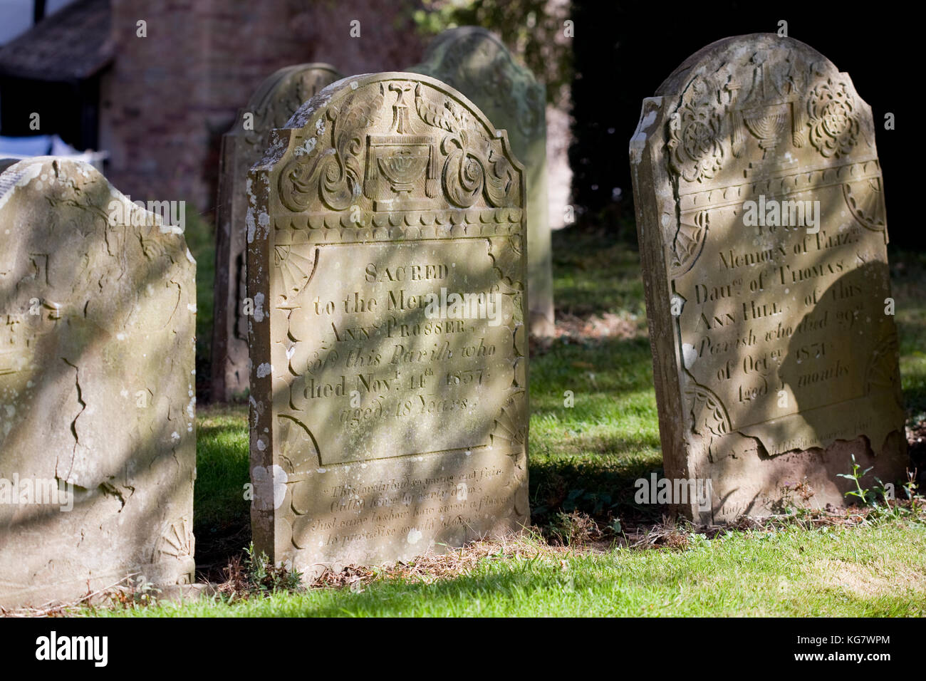 Grab Steine auf Kilpeck Kirche, Nr Hereford, Wales Stockfoto