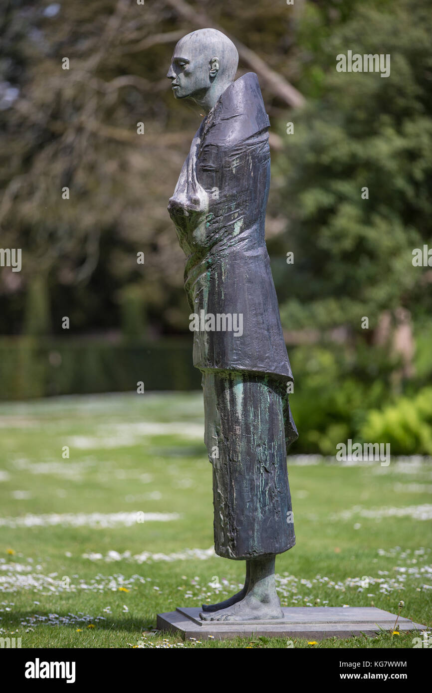 Statue von einem Pilger in Bishops Palace Gärten, Brunnen, Somerset Stockfoto