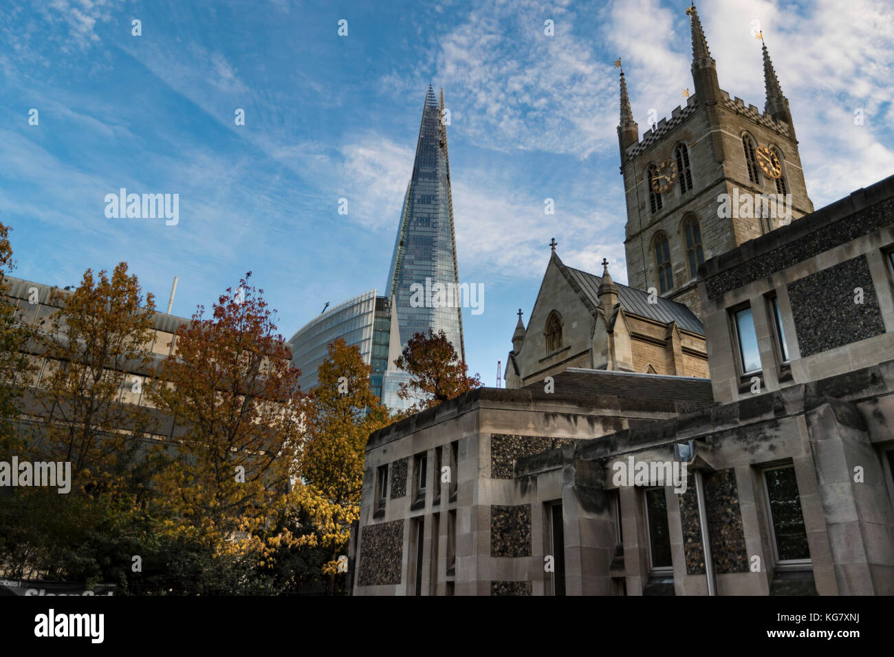 Blick auf die London Shard und Southwark Cathedral Stockfoto
