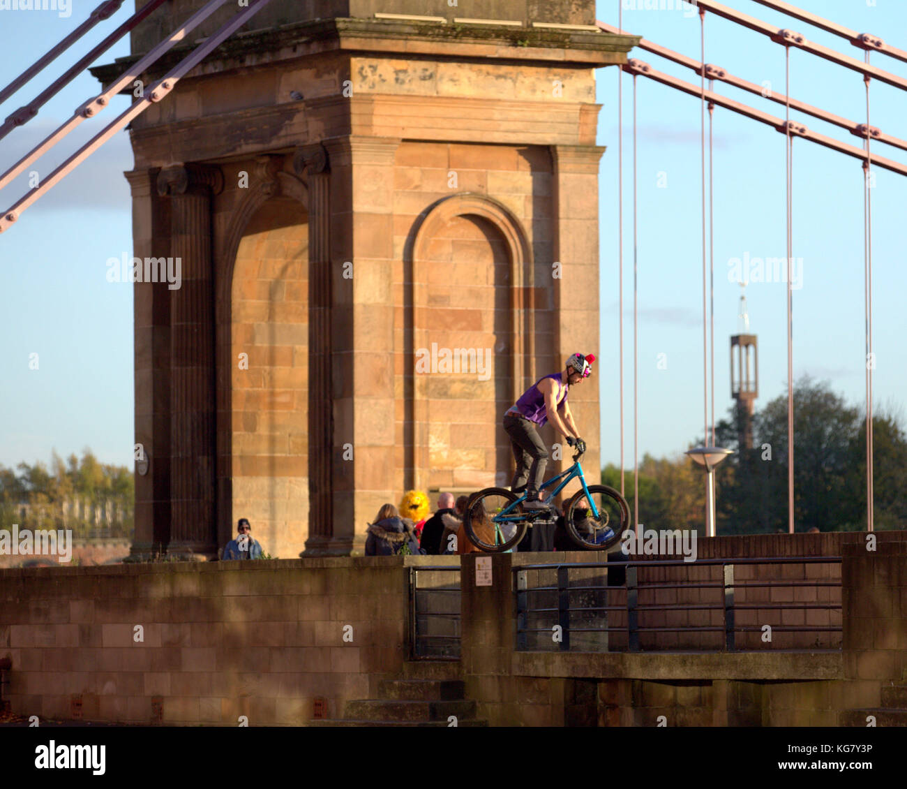 Aladdin und Honigmonster machen ein gopro-Shooting für ihren Blog. Halloween auf der South Portland Street Suspension Bridge der Stadt Stockfoto