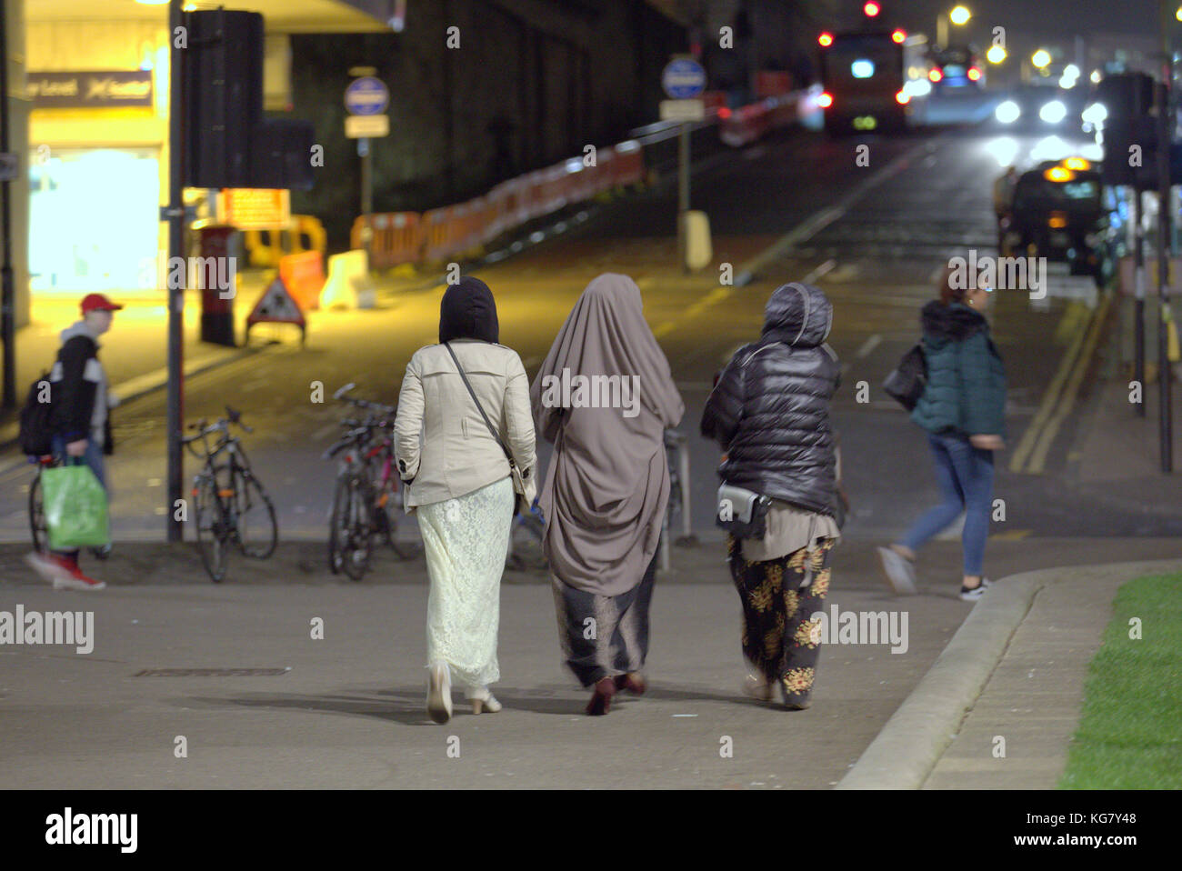 Asiatische Frauen Mädchen Familie Flüchtling gekleidet hijab Schal auf der Straße in der britischen muslimischen moslemischen Stockfoto