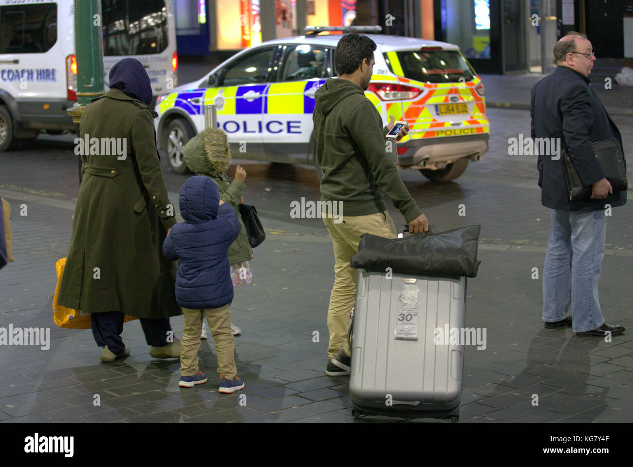 Asiatische Familie Flüchtling gekleidet hijab Schal auf der Straße in der britischen muslimischen moslemischen Polizei Stockfoto