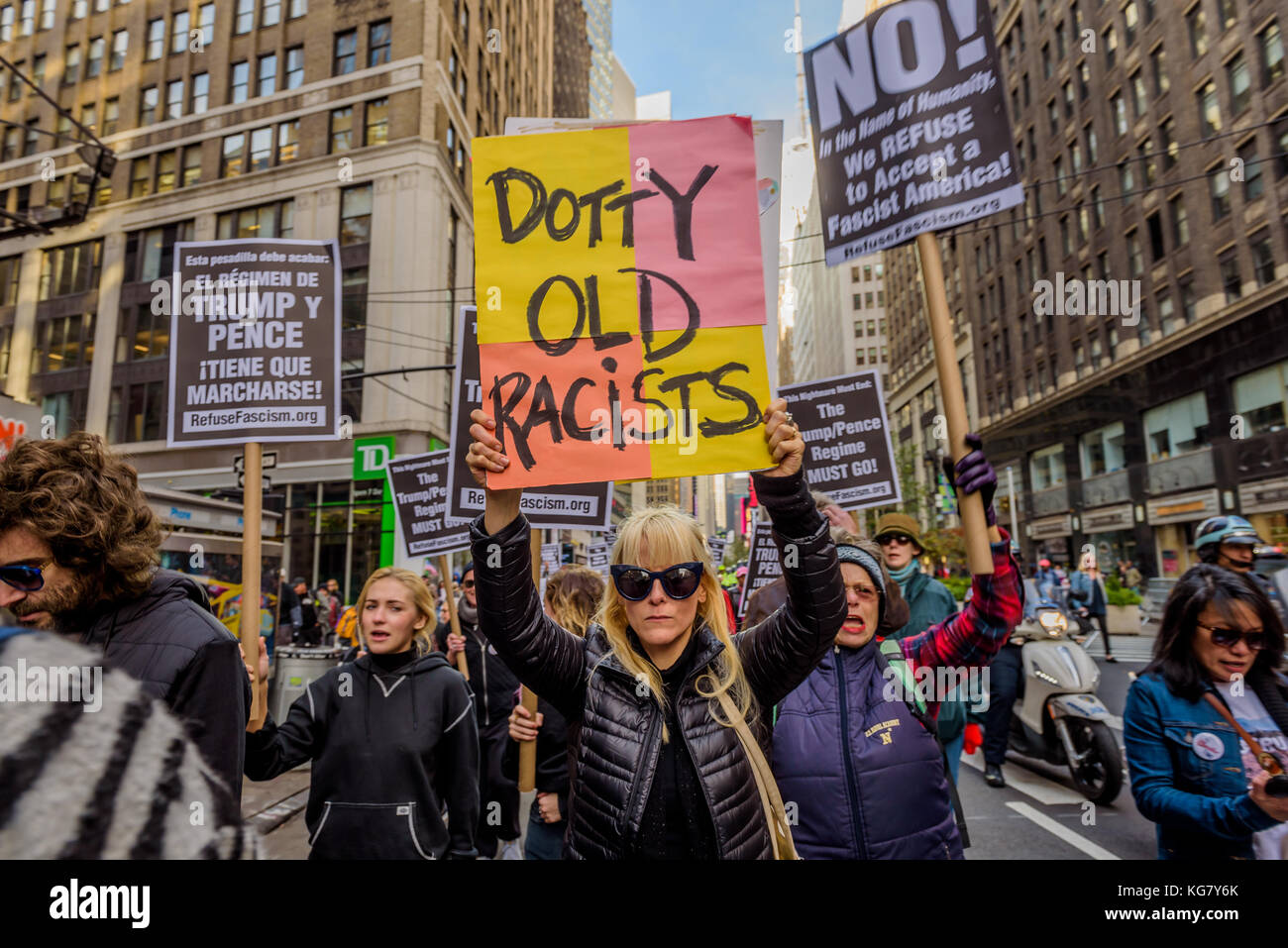 New York, Usa. November 2017. Hunderte von New Yorkern schlossen sich einer gewaltfreien, erlaubten Kundgebung an und marschieren am 4. November 2017 vom Times Square zum Washington Square Park. Sie erklärten, dass dieses ganze Regime illegitim sei und verlangte, von der Macht genommen zu werden und dass sie nicht aufhören werden, bis ihre einzige Forderung erfüllt ist: Dieser Albtraum muss enden: Das Trump/Pence-Regime muss gehen! Quelle: Erik McGregor/Pacific Press/Alamy Live News Stockfoto