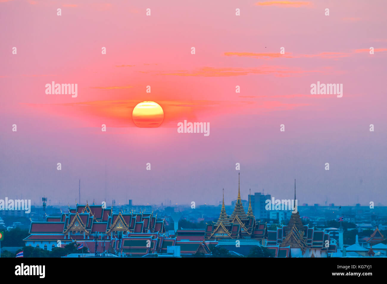 Rote Sonne über Wat Pha Kaew. Der Tempel des Smaragd Buddha und Grand Palace. Lage der bleibt seine Majestät König Bhumibol Adulyadej seine Majestät König Stockfoto