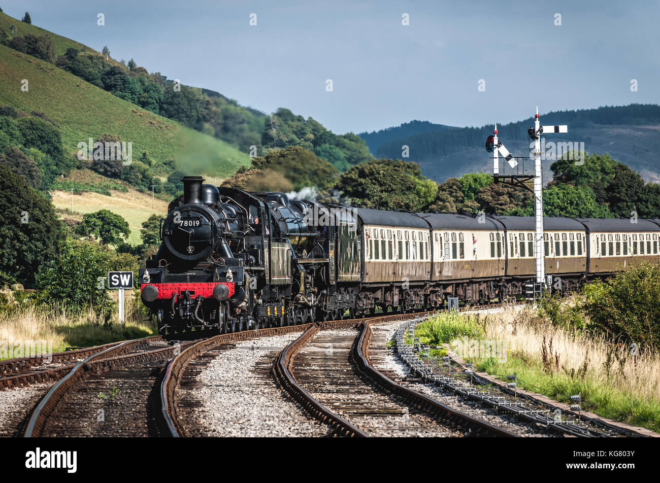 Eine Dampflokomotive rundet eine Schlaufe, da es Ansätze corwen Station auf der Llangollen Railway in Nord Wales Stockfoto