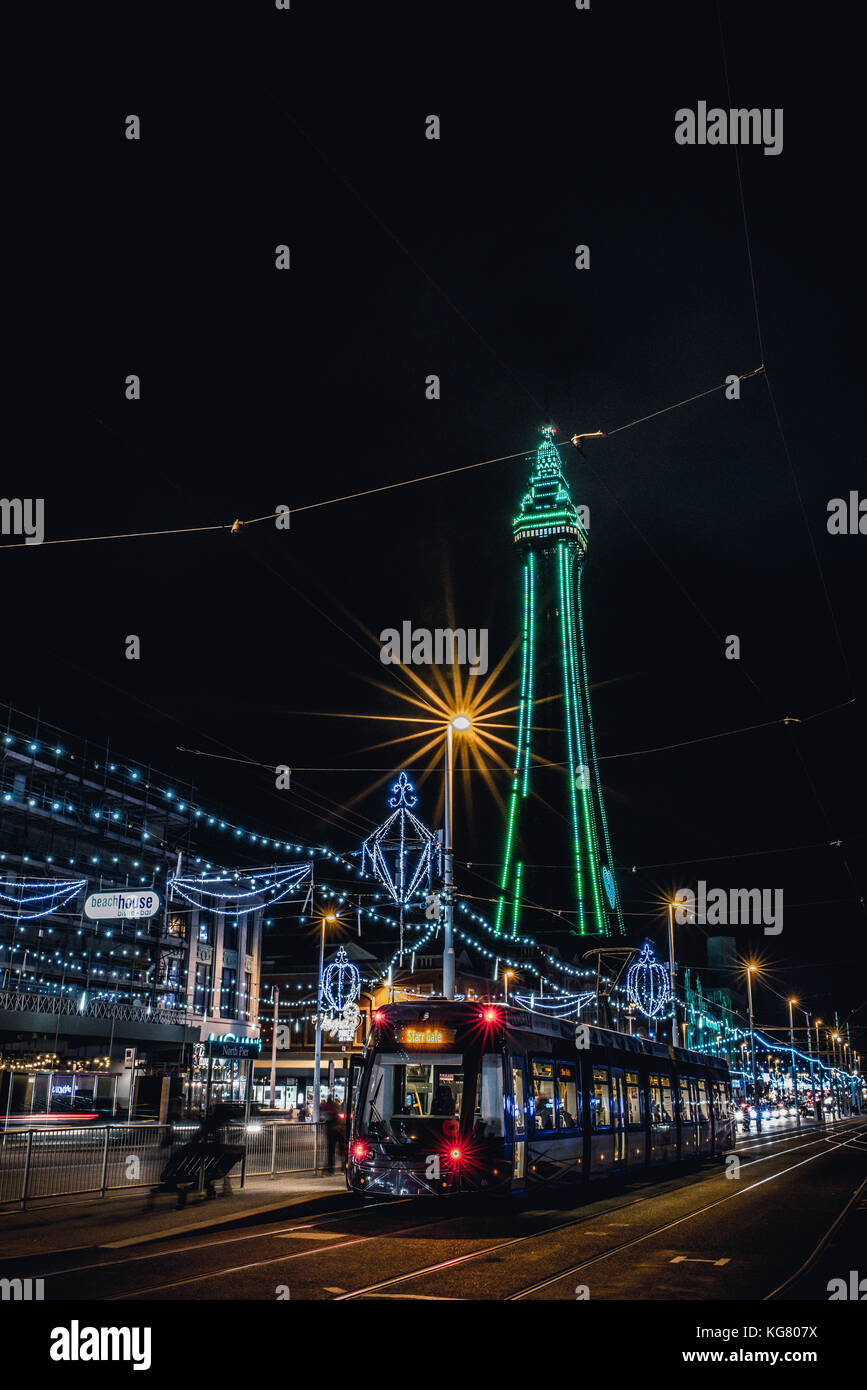 Blackpool Tower und der Promenade während der Blackpool Illuminations Stockfoto
