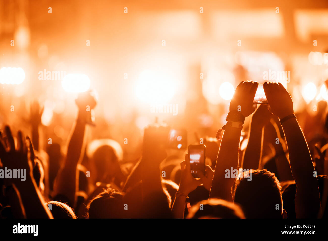 Jubelnde Menge bei Konzert Musik Performance Stockfoto
