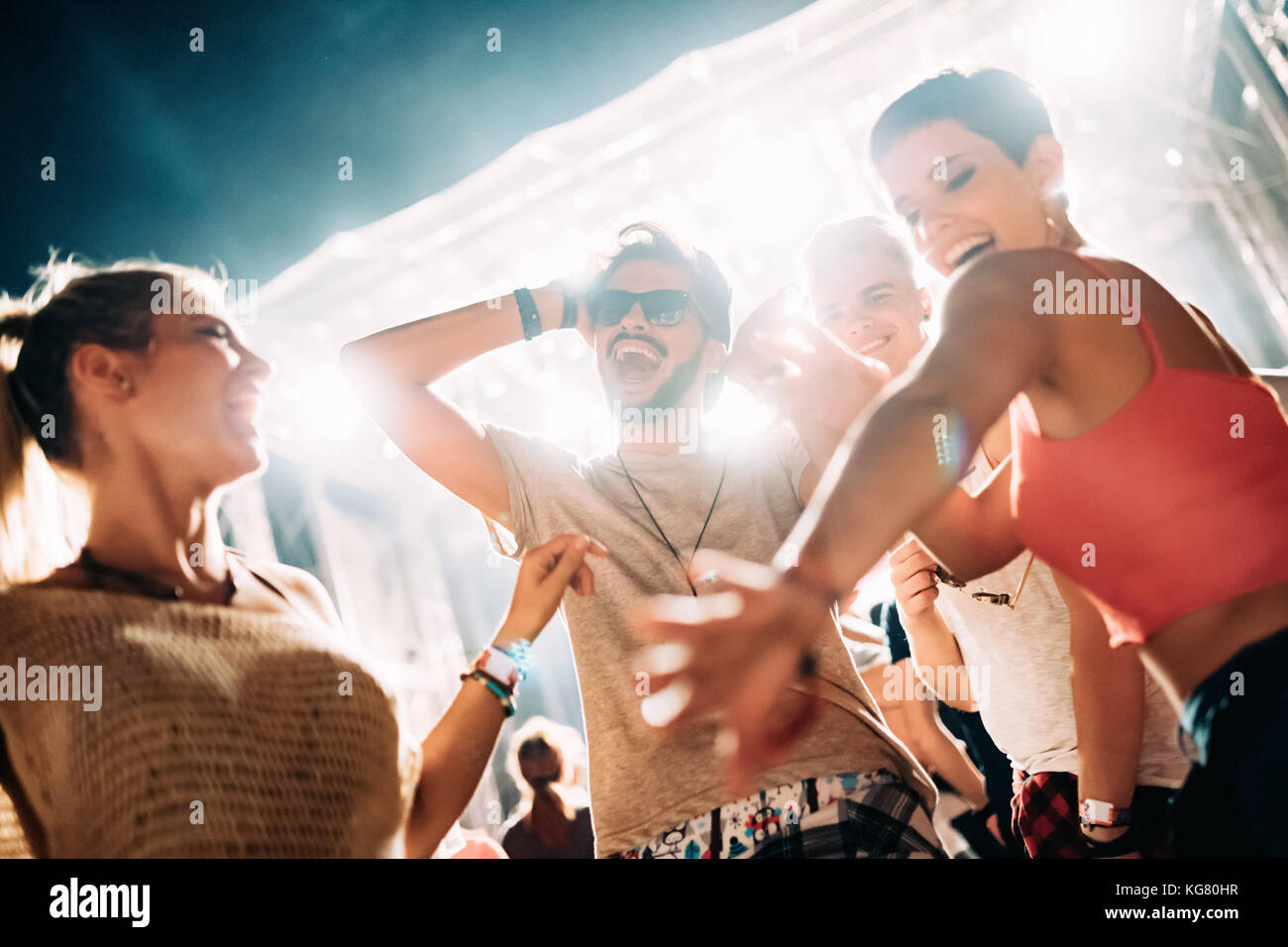 Eine Gruppe von Freunden mit viel Zeit auf Music Festival Stockfoto