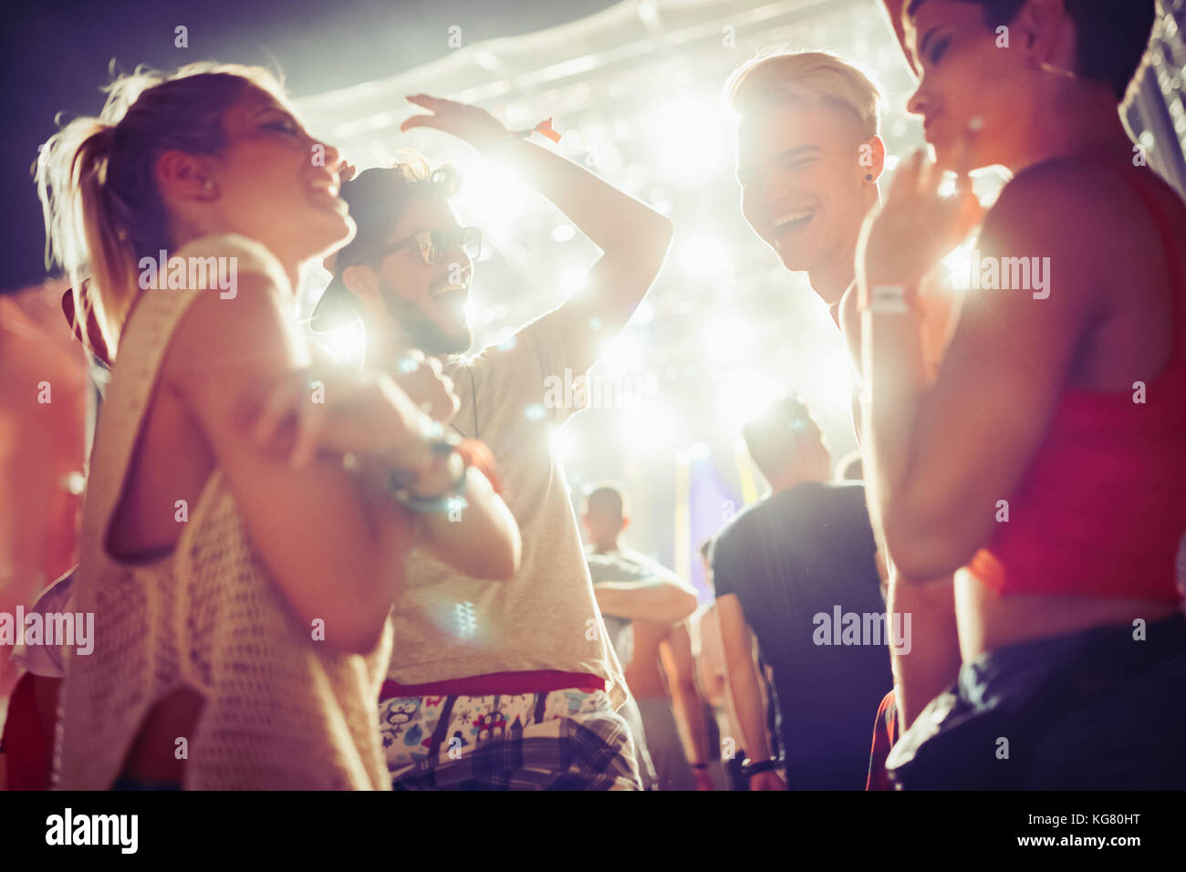 Eine Gruppe von Freunden mit viel Zeit auf Music Festival Stockfoto