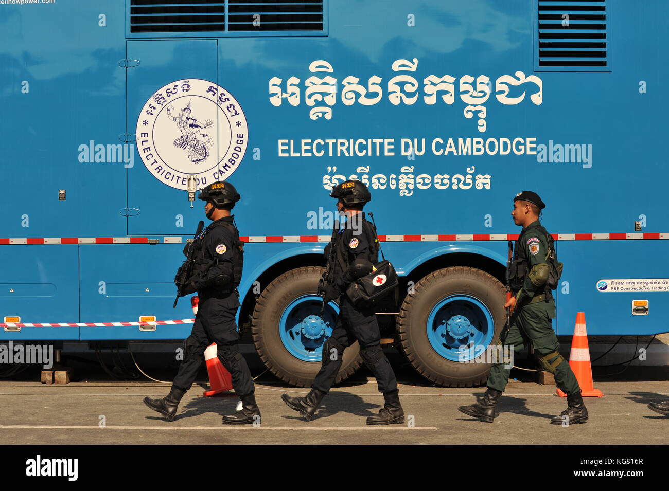 Phnom Penh feiert Bon Om Touk, das kambodschanische Wasserfest. Bewaffnete Militärpolizisten im Bereitschaftstrikot fahren an einem Elektrofahrzeug vorbei. Quelle: Kraig lieb Stockfoto