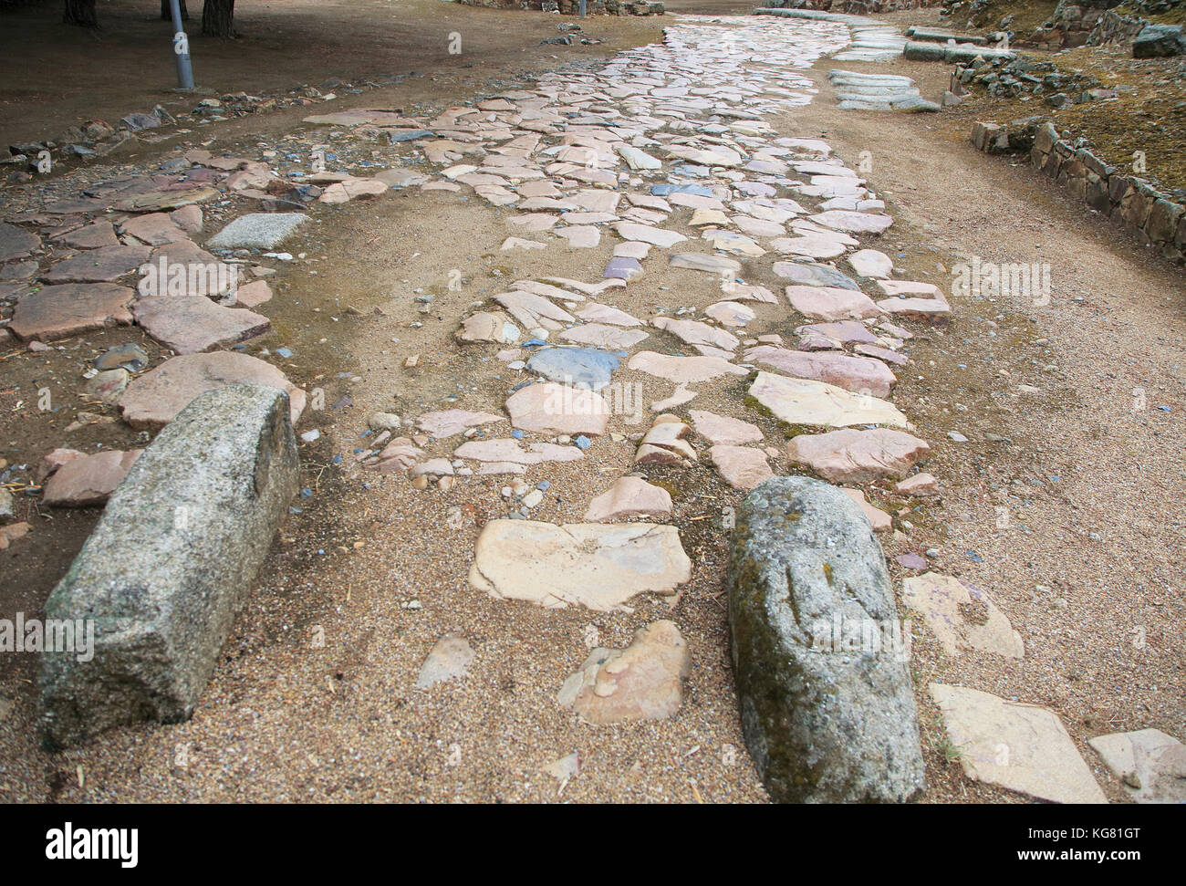 Römische gepflasterte Straße mit Granit Bodenschwellen, ca. Romano Hippodrom, Mérida, Extremadura, Spanien Stockfoto