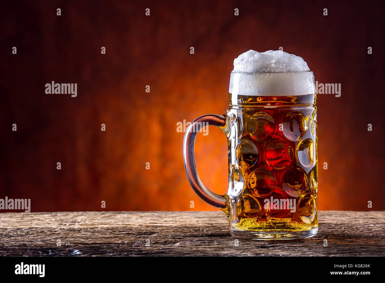 Bier. Bier. Entwurf eines Ale. Goldene Bier. golden Ale. Zwei gold Bier mit Schaum auf. Entwurf für ein kaltes Bier in Gläsern in Home Pub im Hotel oder im Restaurant. Stockfoto