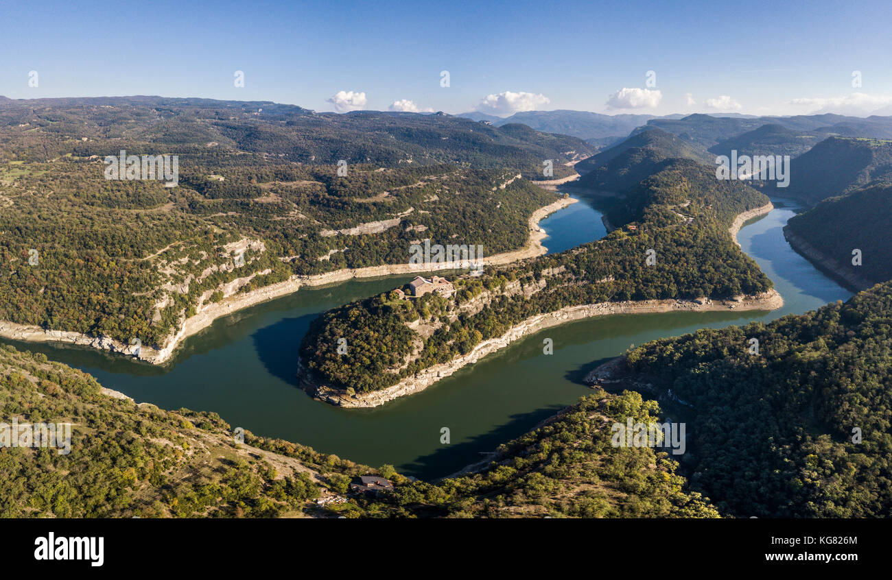 Blick auf den Fluss Ter biegen und Benediktiner Kloster Sant Pere de casserres Stockfoto