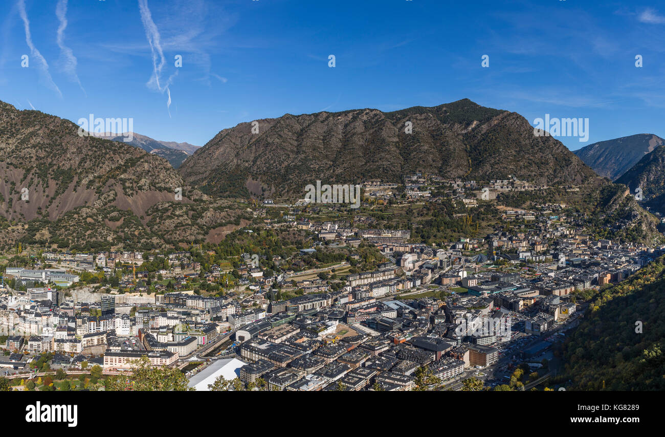 ANDORRA LA VELLA, ANDORRA - 28. OKTOBER 2017: Luftaufnahme von Andorra la Vella, der Hauptstadt des Fürstentums Andorra Stockfoto