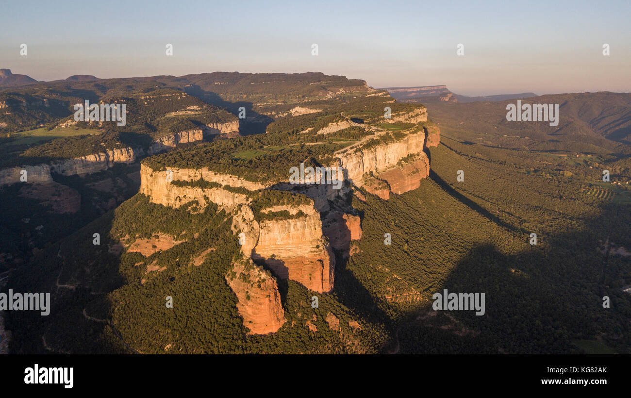 Luftaufnahme von bunten Felswänden über sau Stausee in der Nähe von tavertet in Katalonien, Spanien Stockfoto
