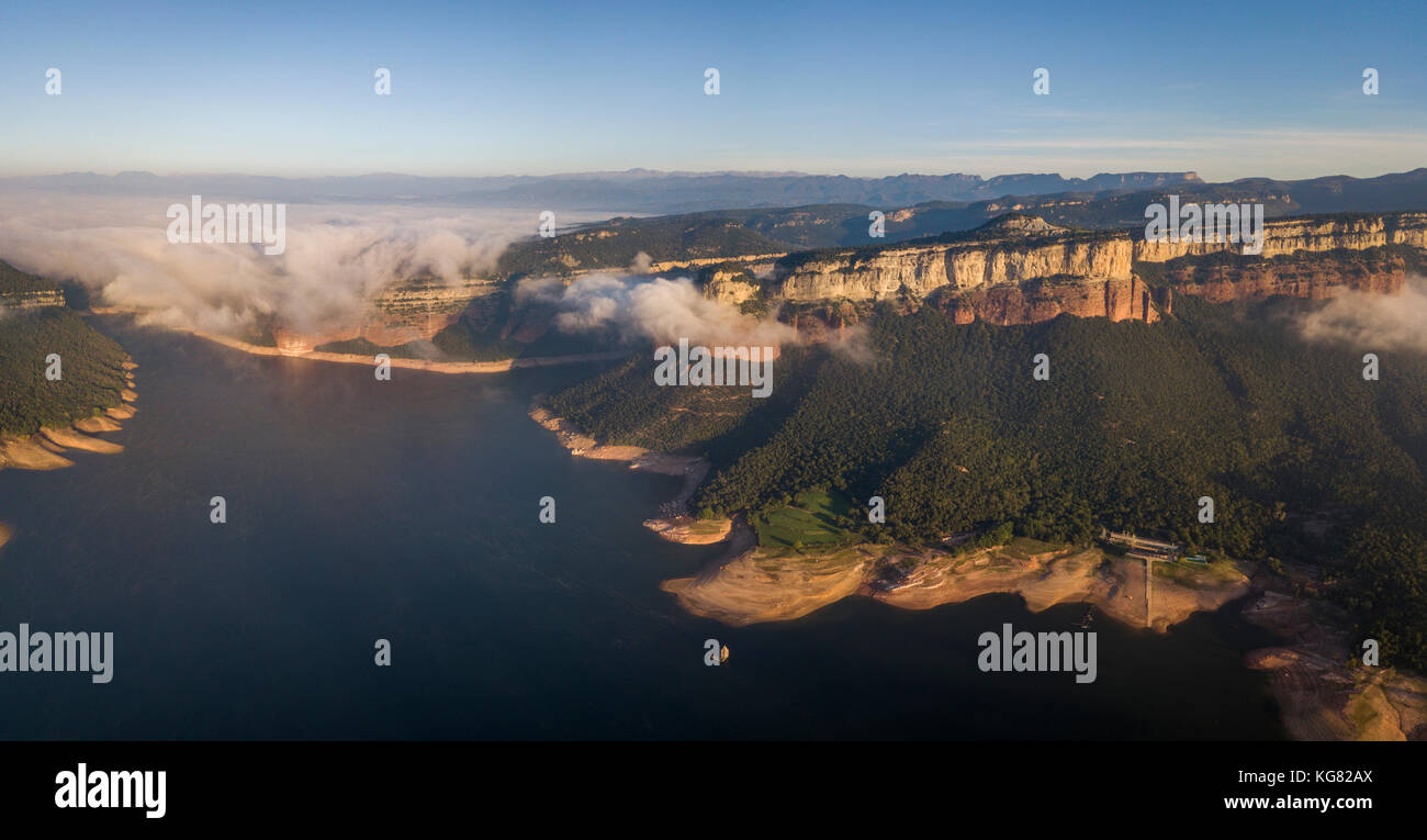 Luftaufnahme von bunten Felswänden über sau Stausee in der Nähe von tavertet in Katalonien, Spanien Stockfoto