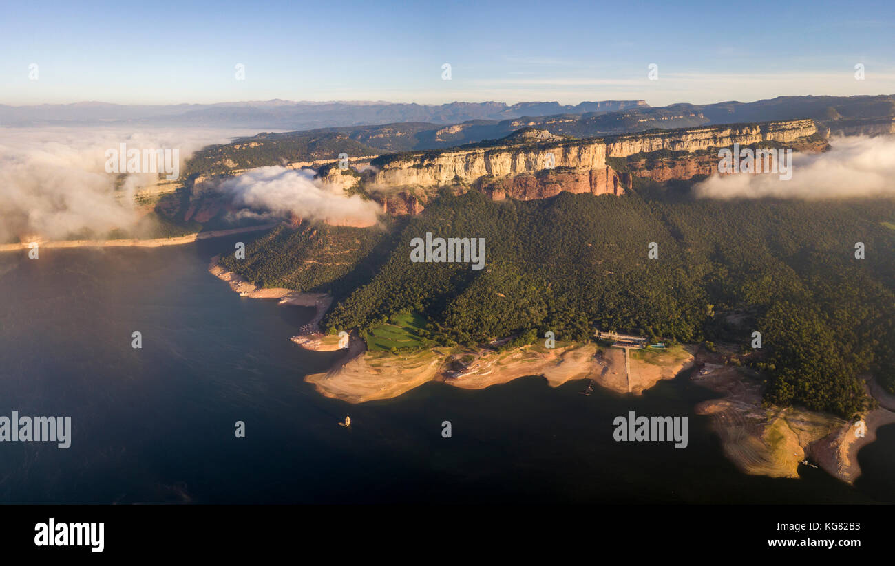 Luftaufnahme von bunten Felswänden über sau Stausee in der Nähe von tavertet in Katalonien, Spanien Stockfoto