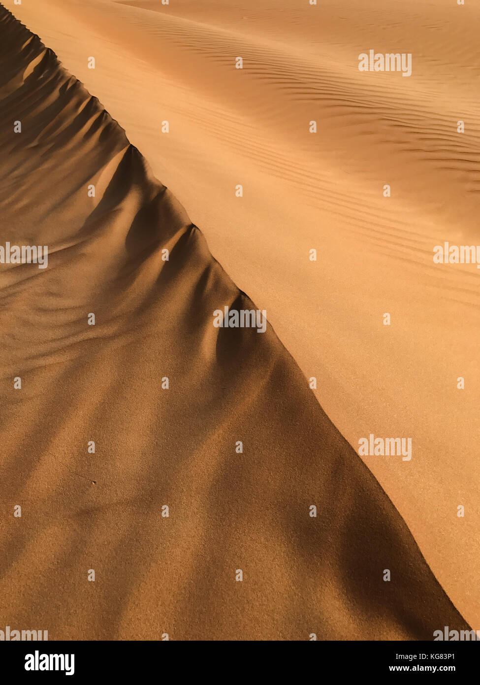 Wüstensand Muster für Hintergrund, diagonale Linie, Farben und Schatten, vertikale Rahmen Stockfoto