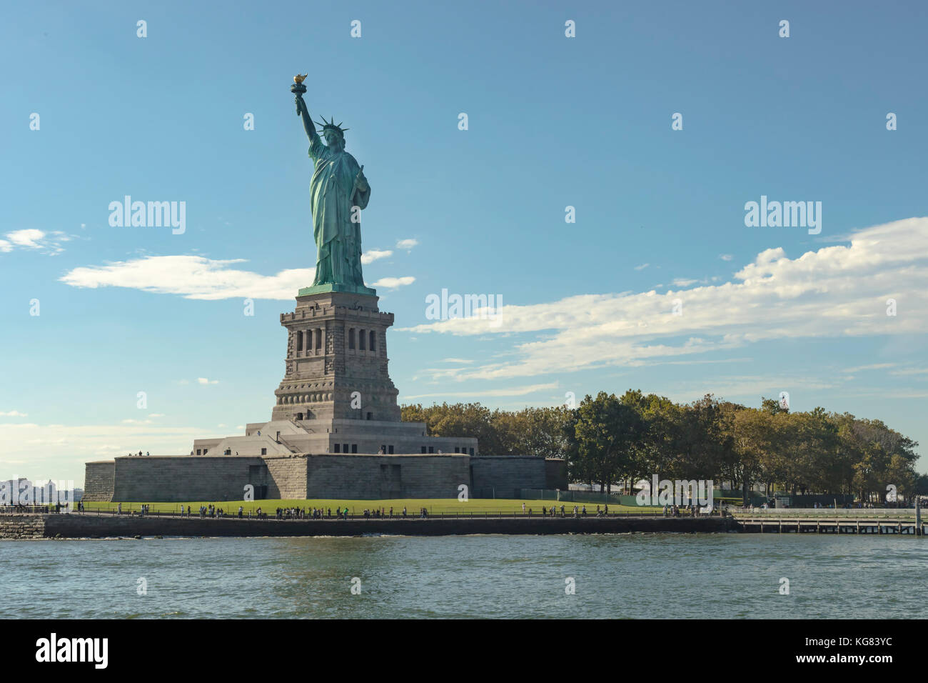 Blick Auf Die Freiheitsstatue Und Sockel In New York City Von Hudson River Umgeben Stockfotografie Alamy