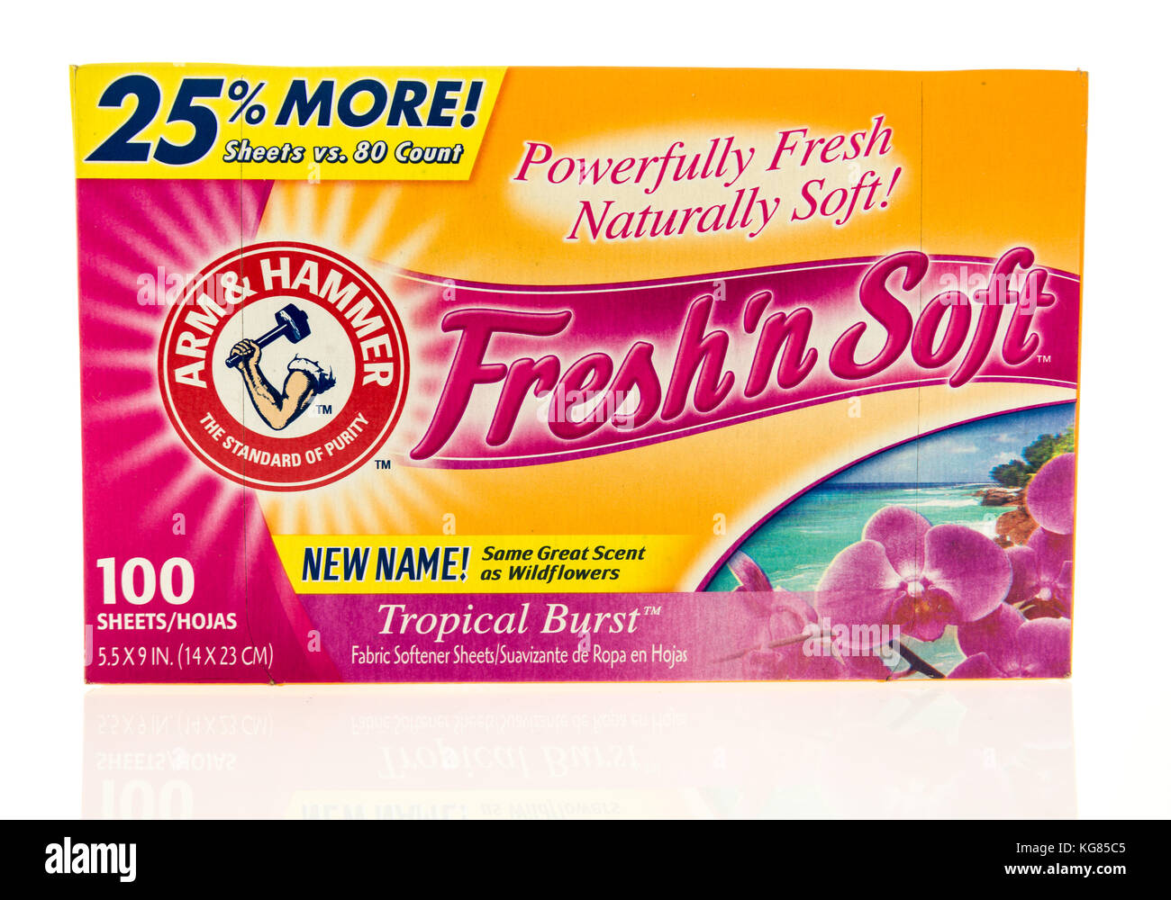 Winneconne, WI - 31. Oktober 2017: Ein Behälter aus Arm & Hammer Fresh'n Soft-Softner-Laken auf einem isolierten Hintergrund. Stockfoto
