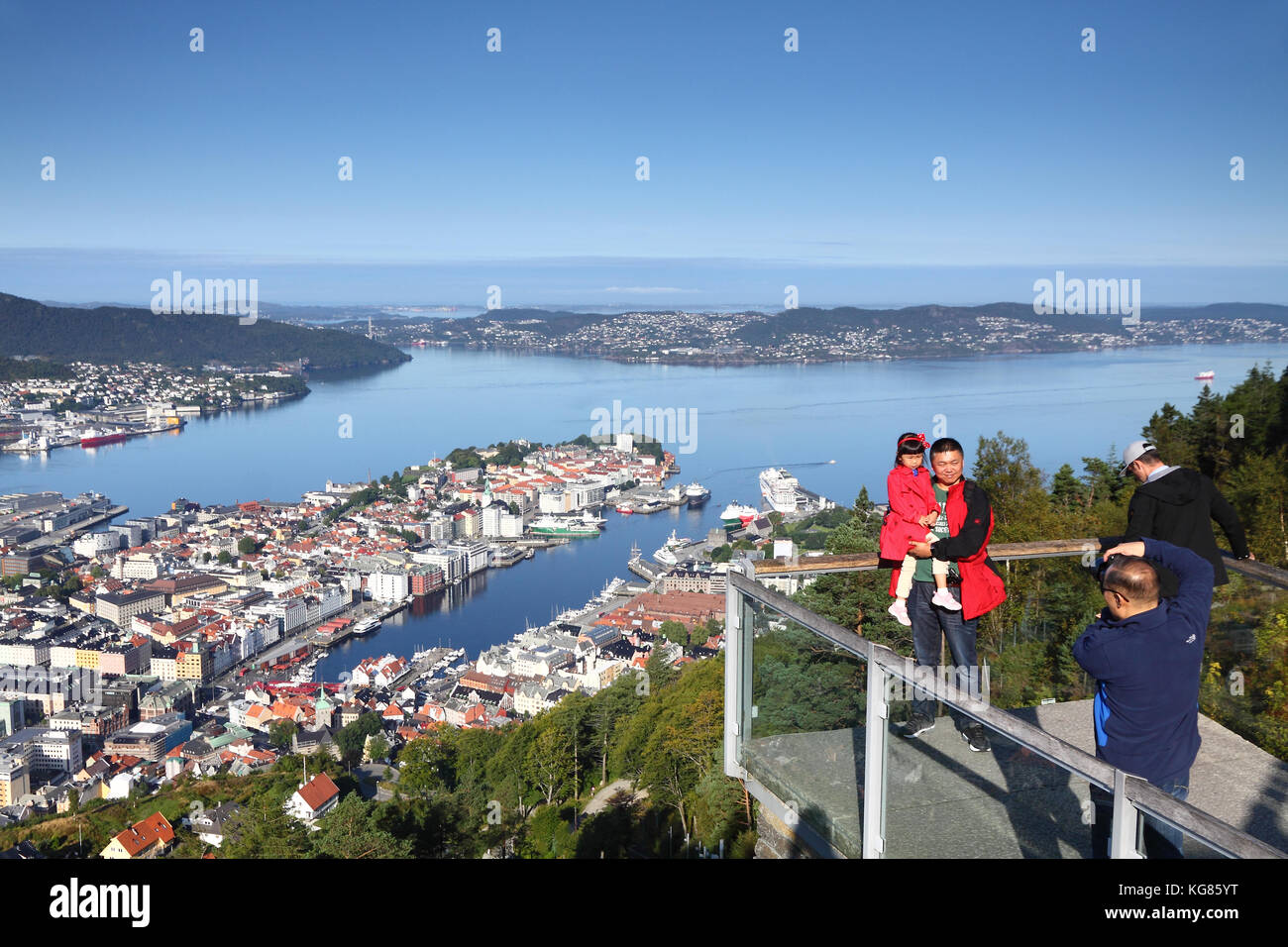 Touristen nehmen Fotografien in der Aussichtspunkt am Mount Floyen über Bergen, Norwegen Stockfoto