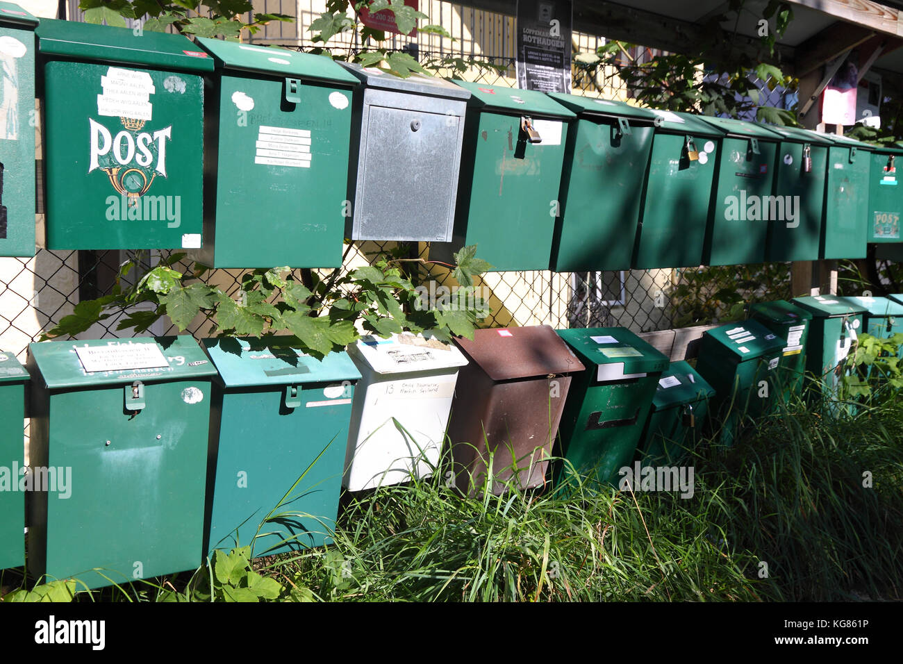 Zeilen von Postfächern in der fjellsiden Nord bereich Bergen, Norwegen Stockfoto