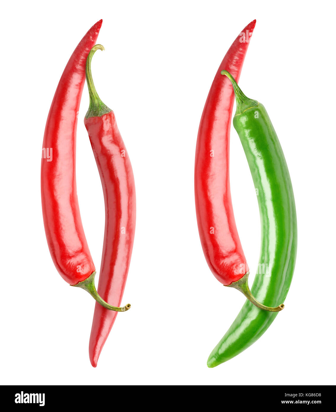 Isolierte Paprika. Rote und grüne Paprika gekreuzt wie Yin und Yang auf weißem Hintergrund mit Freistellungspfad isoliert Stockfoto