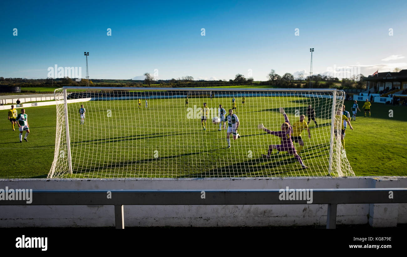 West Auckland, County Durham, UK. 4. November 2017. Die West Auckland Paul connor Anschläge erstes Ziel's Home sein Team in einer komfortablen 4-0 Heimsieg gegen Billingham synthonia im ebac Northern League Division One (c) Paul swinney/alamy leben Nachrichten Stockfoto